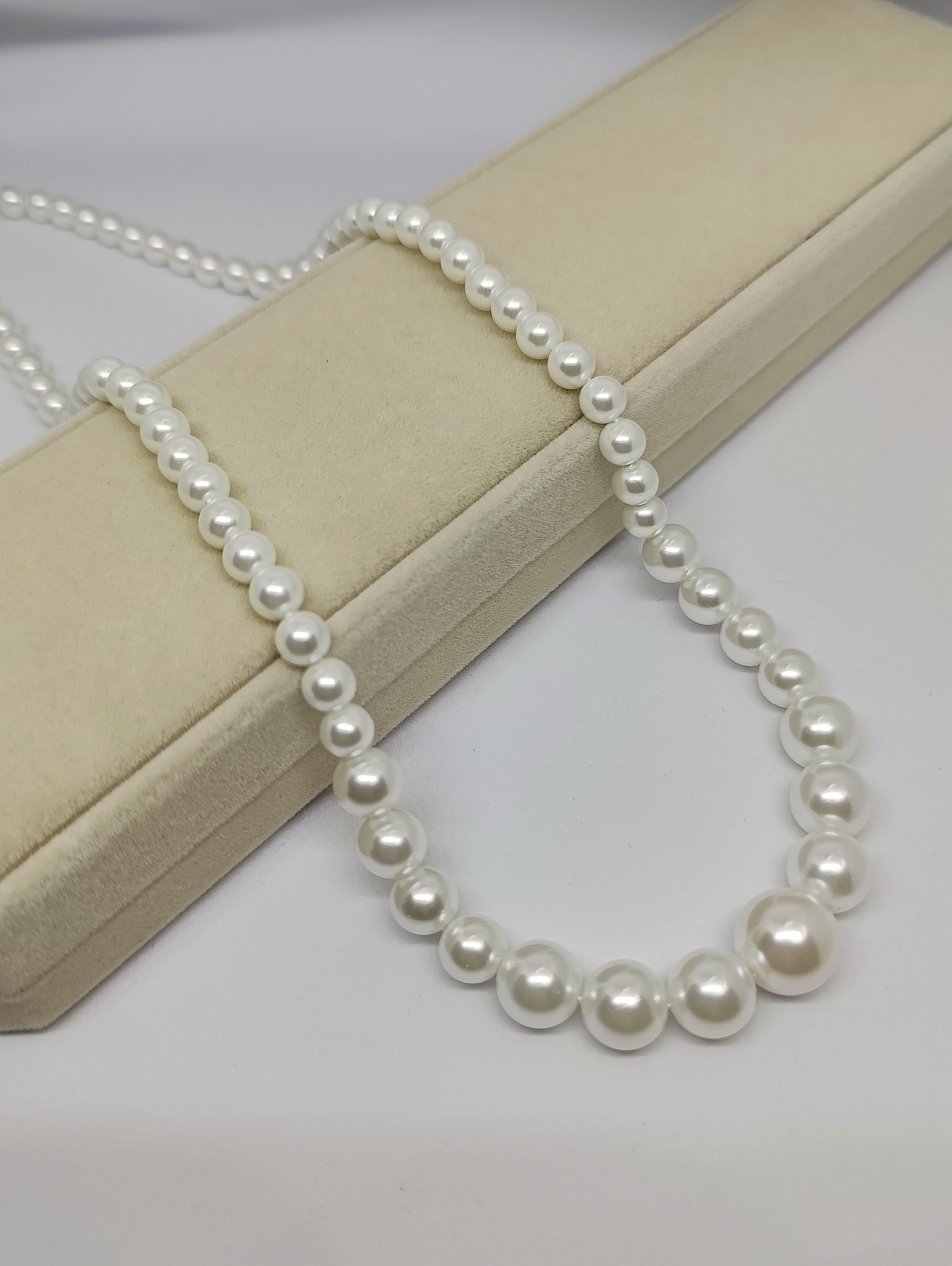 Gradient White Shell-Pearl Necklace with Magnetic Clasp (50cm)