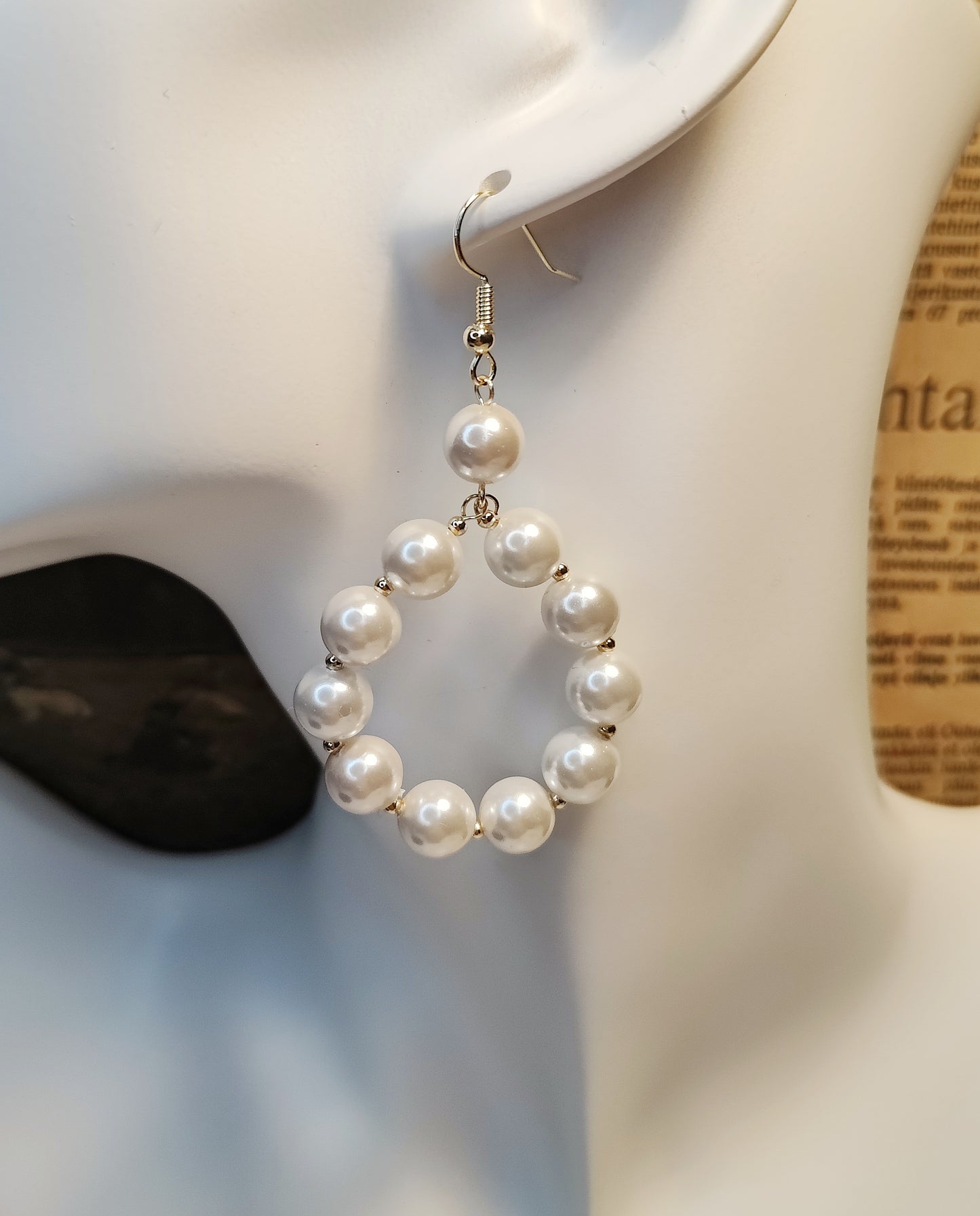 Noble Shell-Pearls Composed of Hoop Earrings