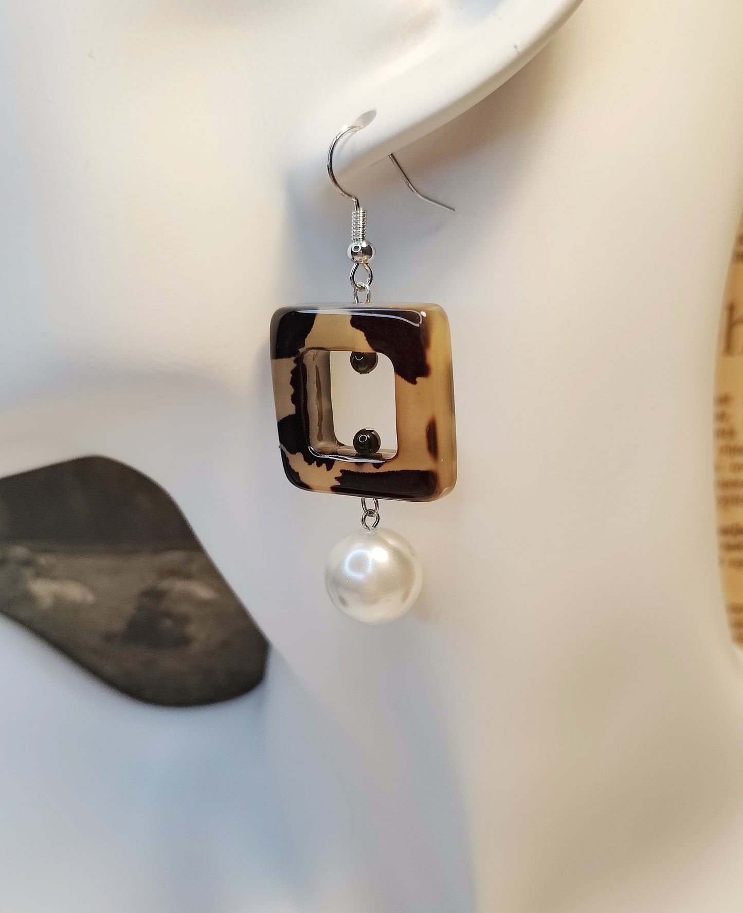 Sexy Pattern Square Pendant and Shell-Pearl Earrings