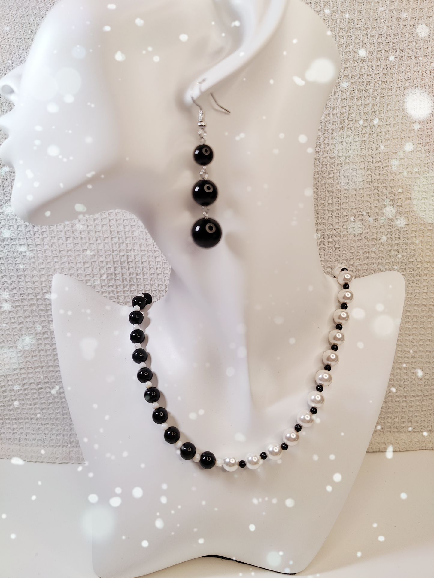 White Shell-Pearl and Obsidian Necklace (42-48cm)