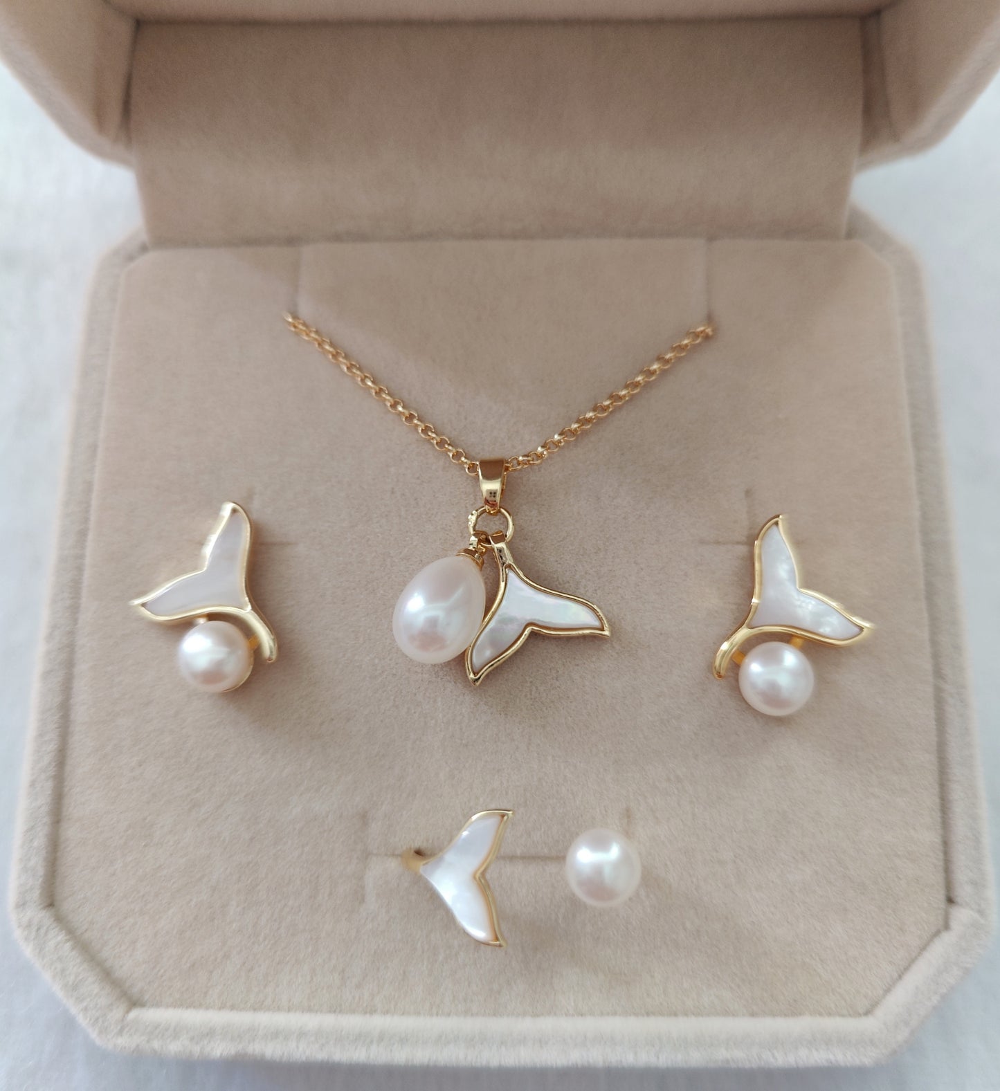 Mermaid's Treasure Jewelry Set (Mermaid-Tail-Shaped Clam Shell Beads and Freshwater Pearl)