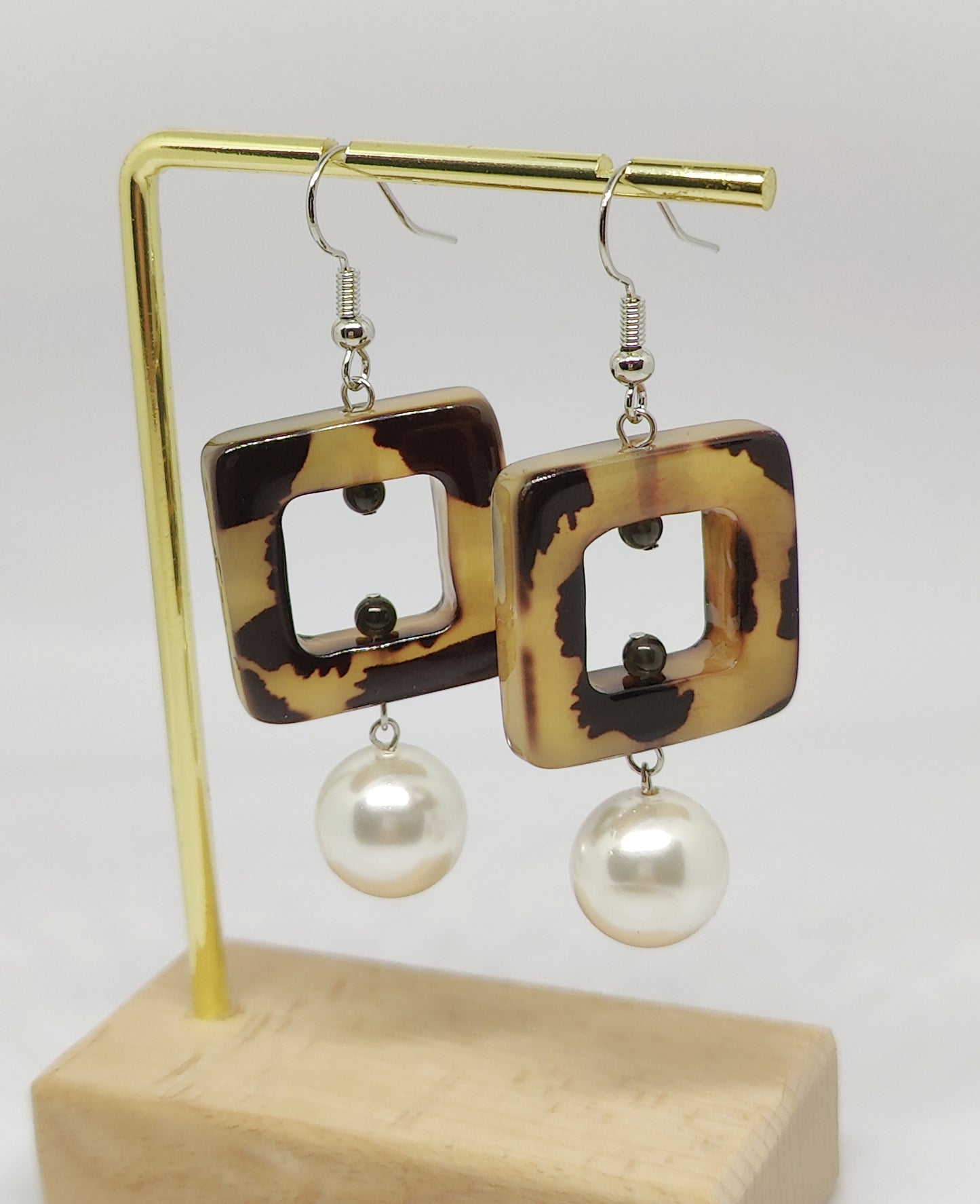 Sexy Pattern Square Pendant and Shell-Pearl Earrings