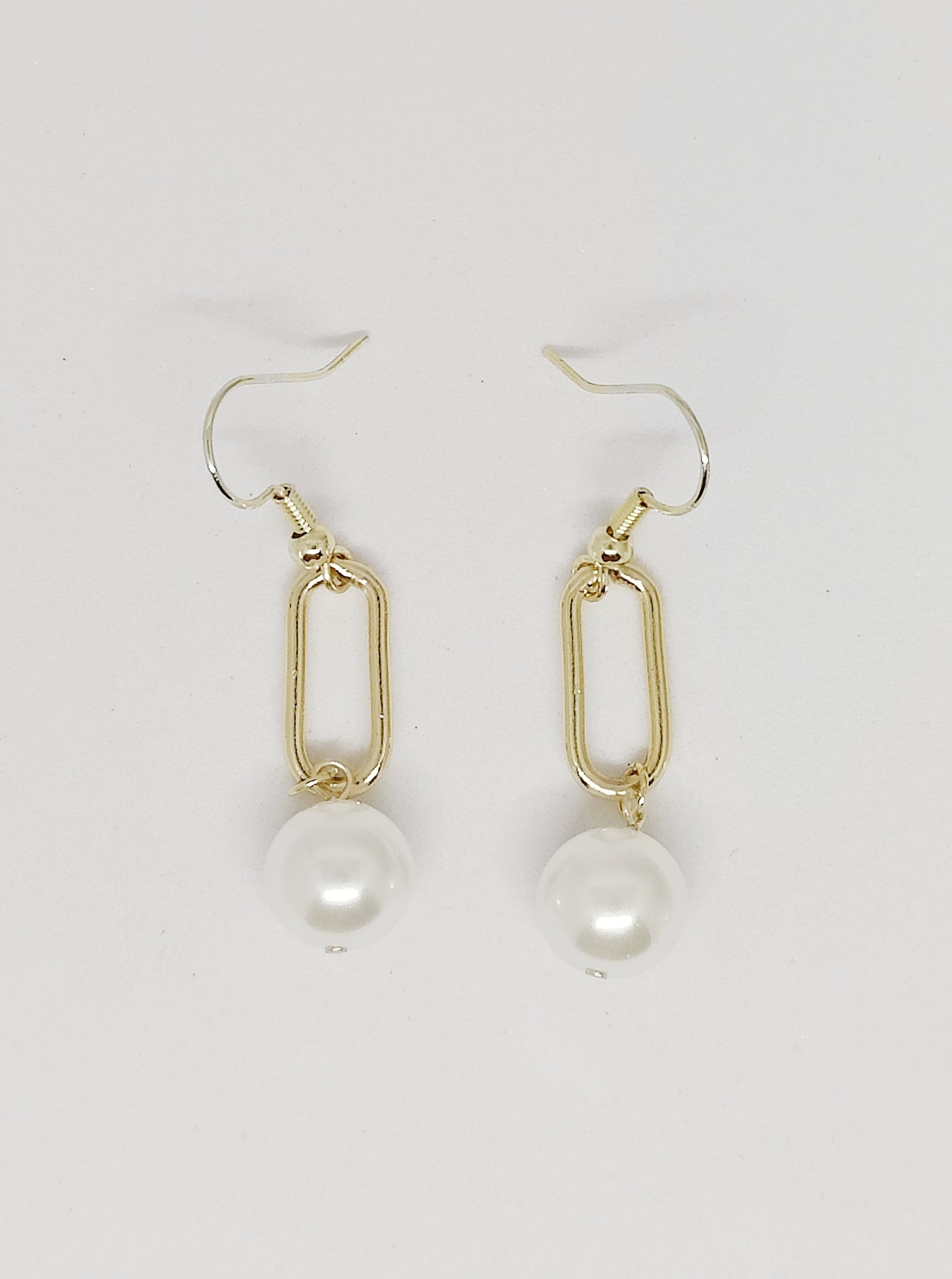 Oval Pendant and Shell-Pearl Earrings