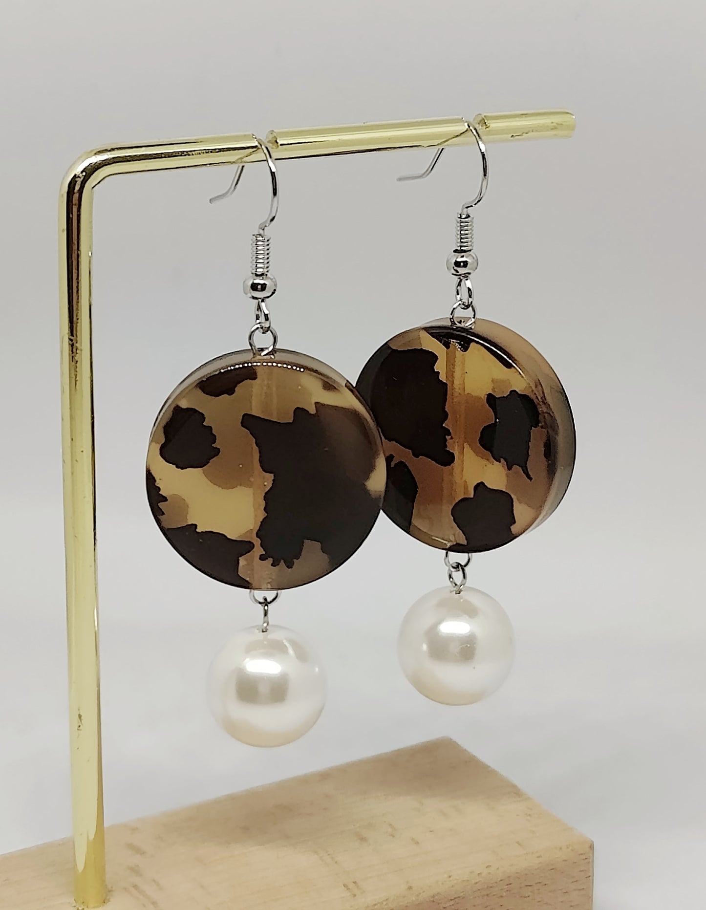 Sexy Leopard Pattern Pendant and Shell-Pearl Earrings