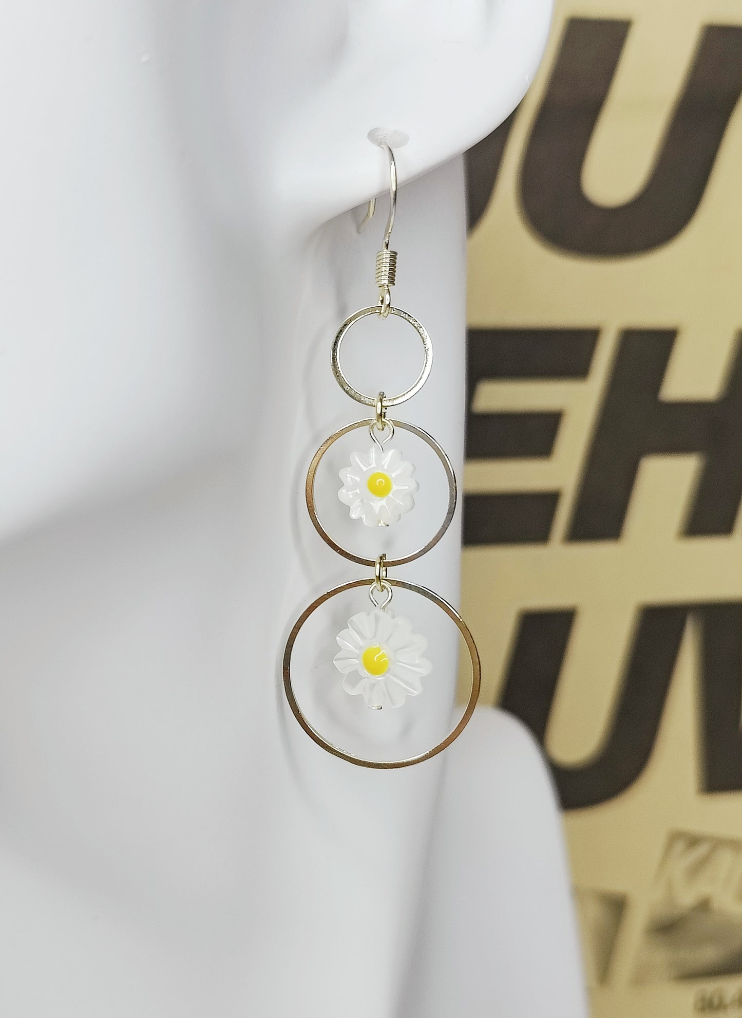 Gradient Flower Shell Bead Hoop Earrings