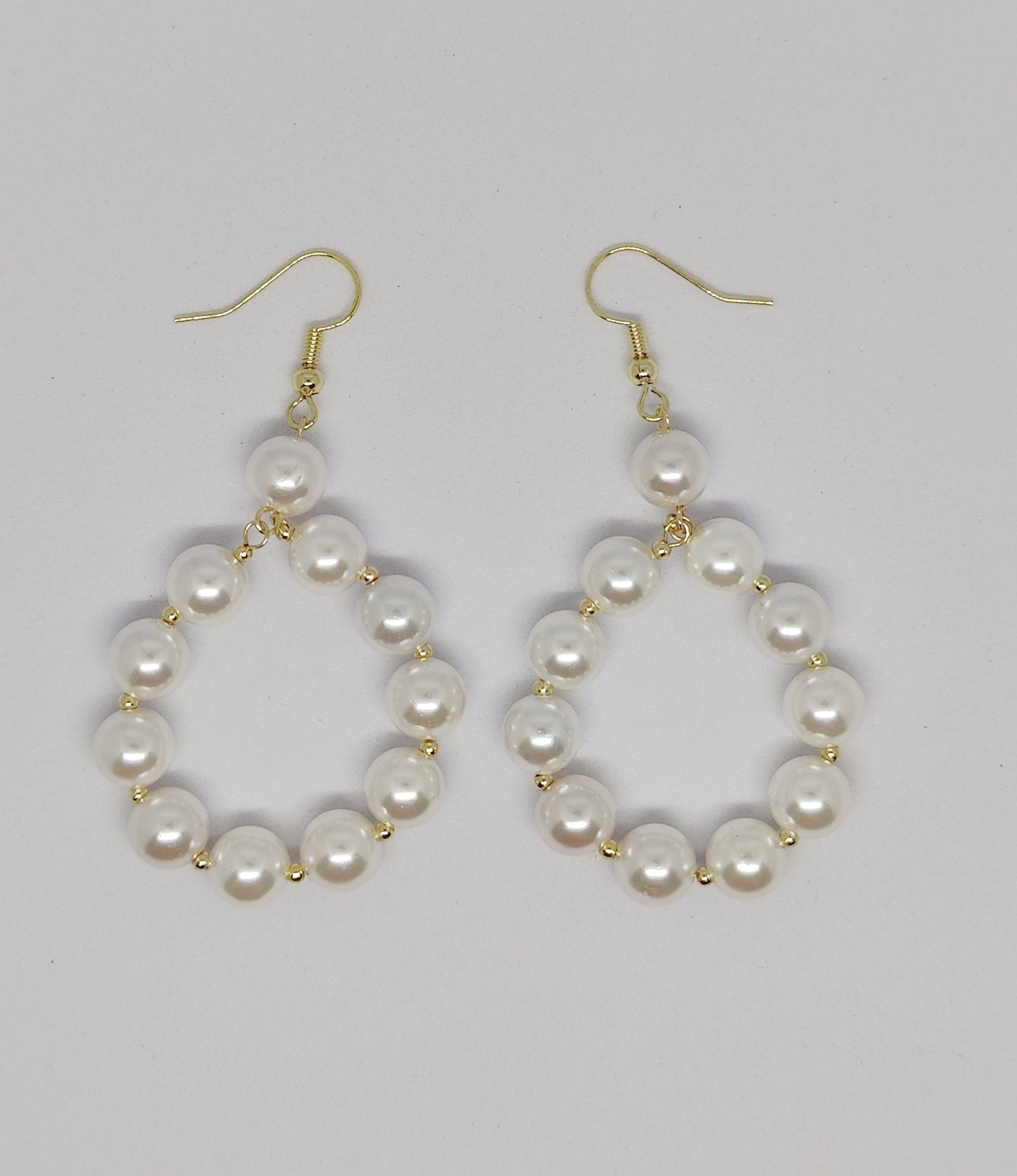 Noble Shell-Pearls Composed of Hoop Earrings