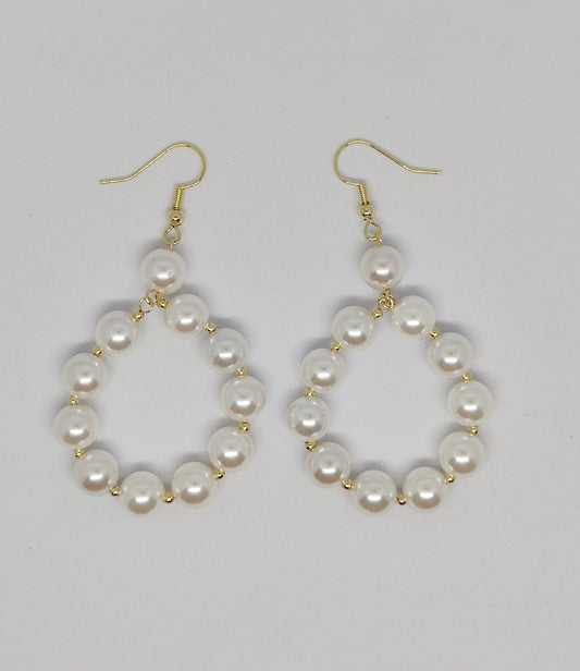 Noble Shell-Pearls Composed of Hoop Earrings