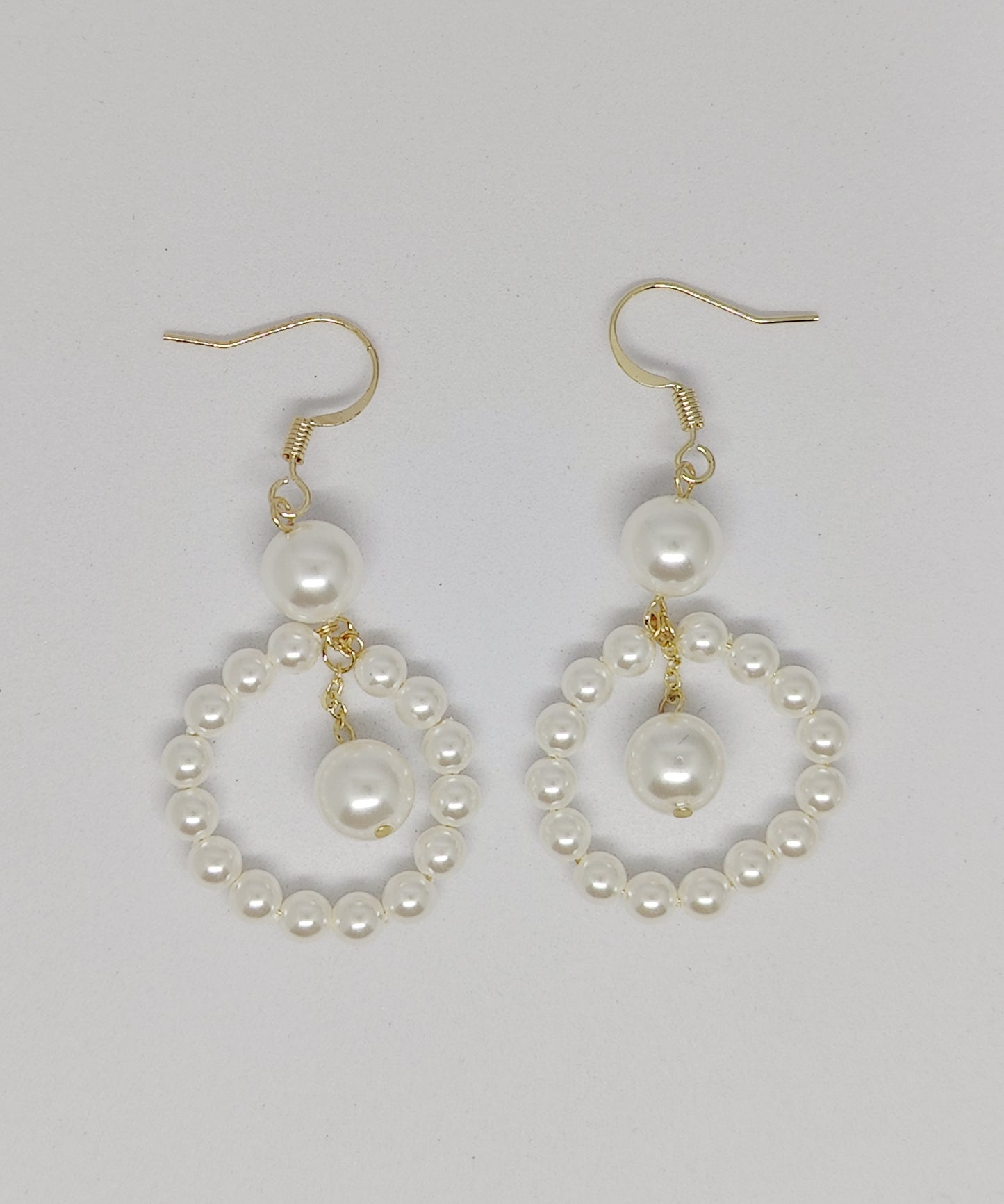 Shell-Pearl Hoop and Swinging Chain with Shell-Pearl Earrings