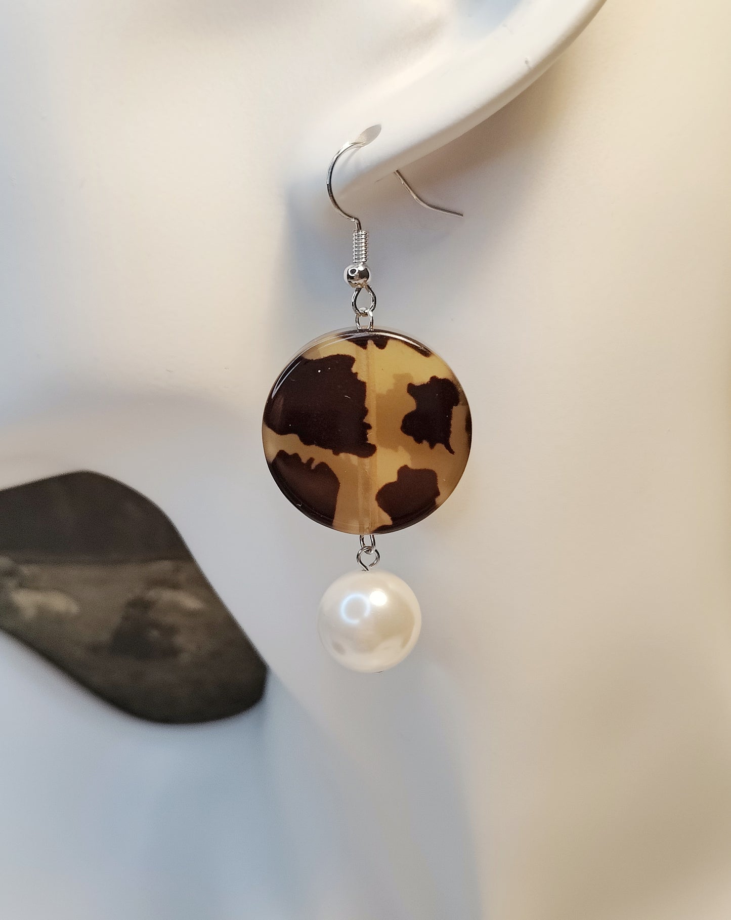 Sexy Leopard Pattern Pendant and Shell-Pearl Earrings