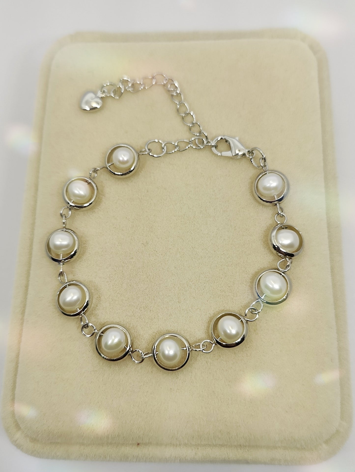 Bracelet with White Pearls in White-Gold-Plated Copper Ring(14-19cm)