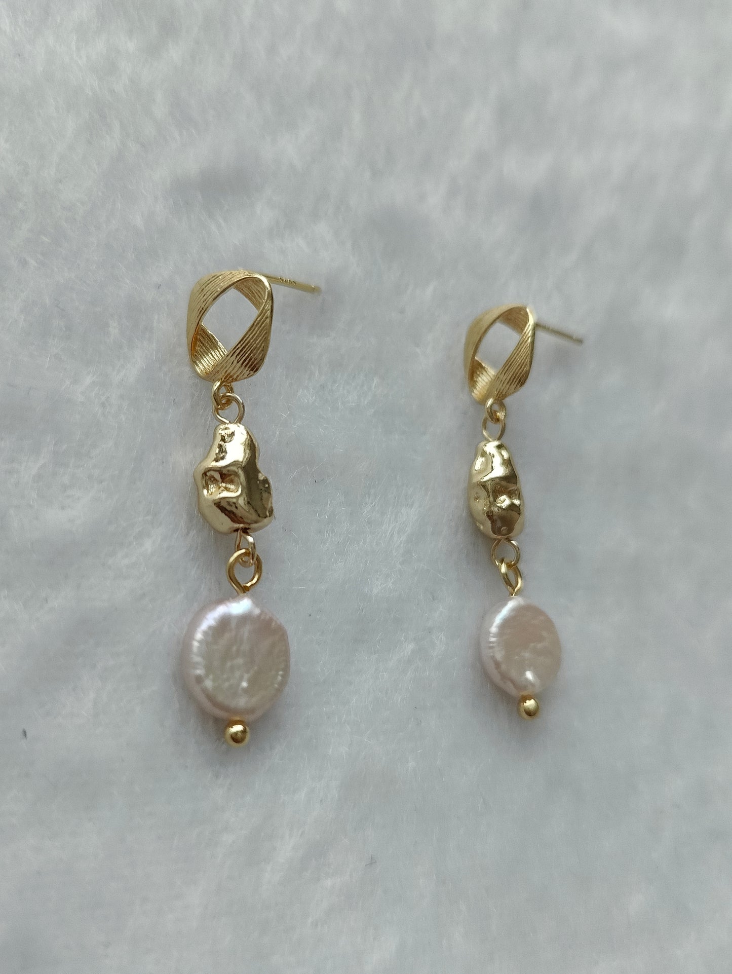 Creamy Pearl Cake Earrings