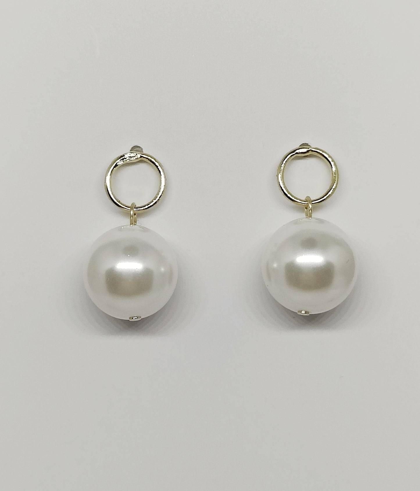 Classic Single Shell-Pearl Hoop Earrings