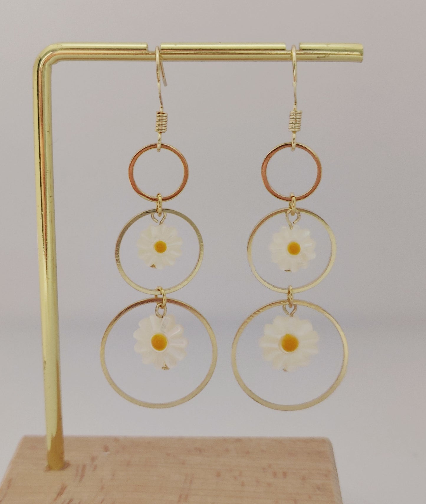 Gradient Flower Shell Bead Hoop Earrings