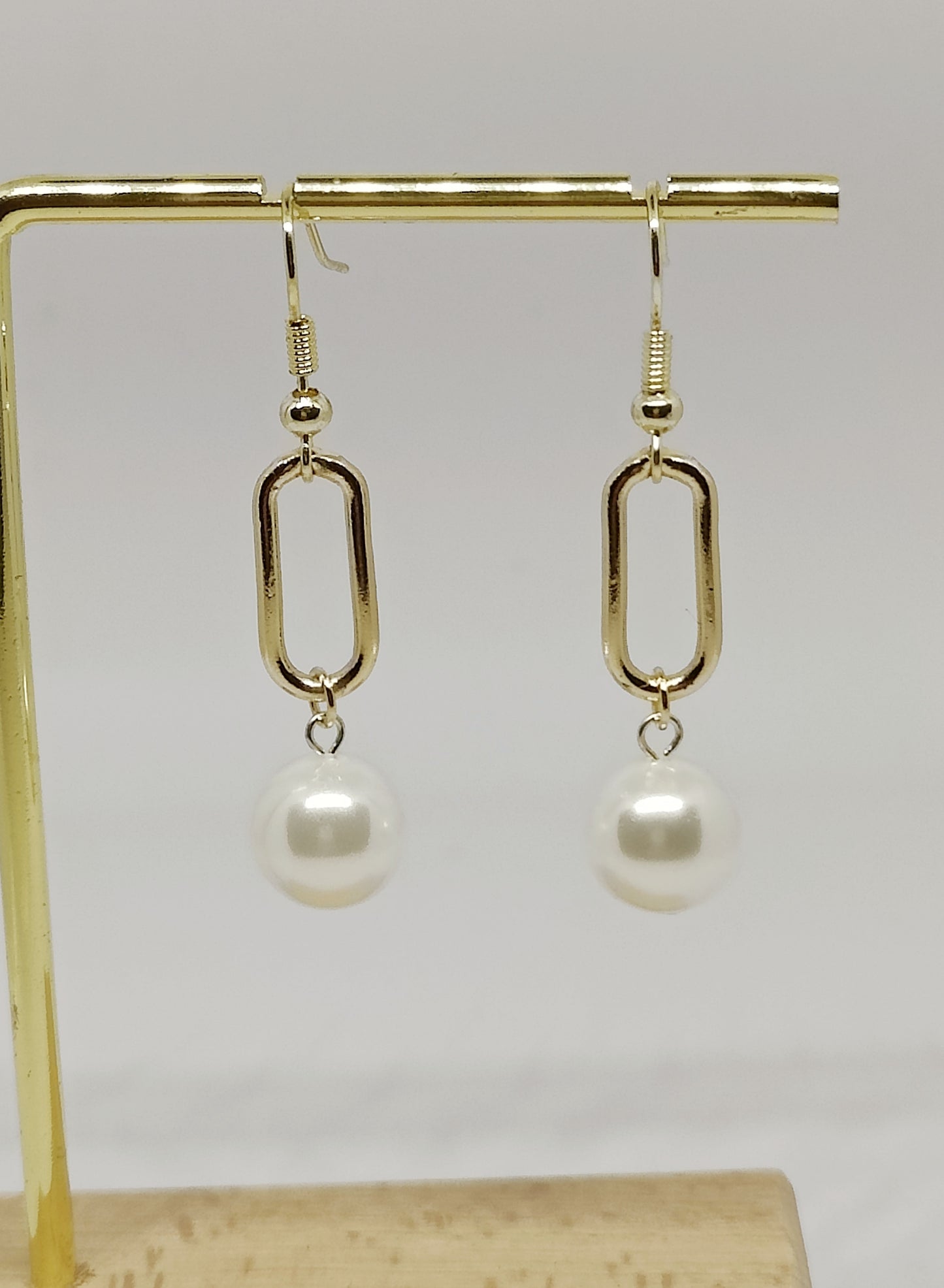 Oval Pendant and Shell-Pearl Earrings