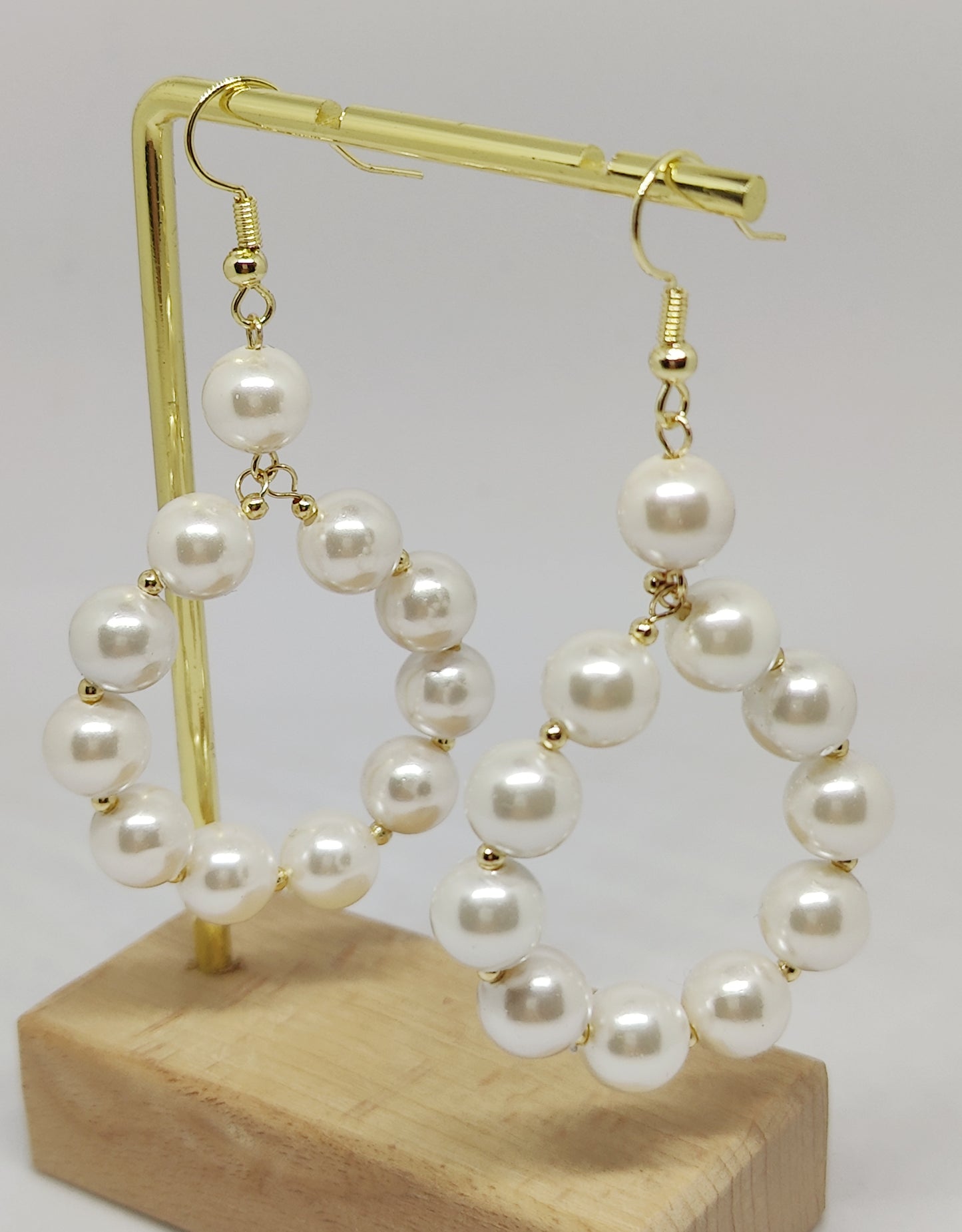 Noble Shell-Pearls Composed of Hoop Earrings