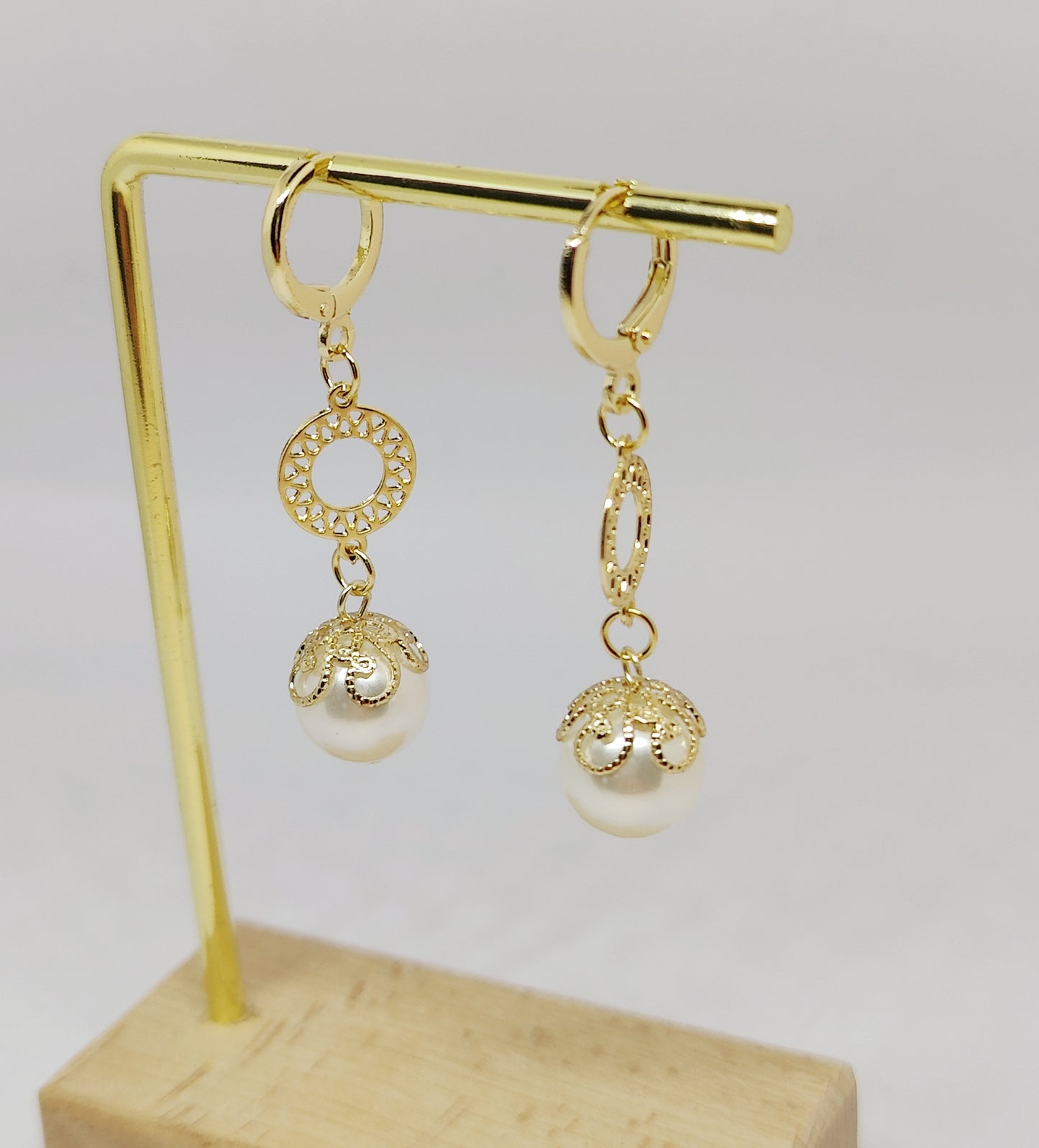 Hoop Ear Hooks with Round Pendants and Shell-Pearl