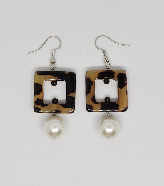 Sexy Pattern Square Pendant and Shell-Pearl Earrings