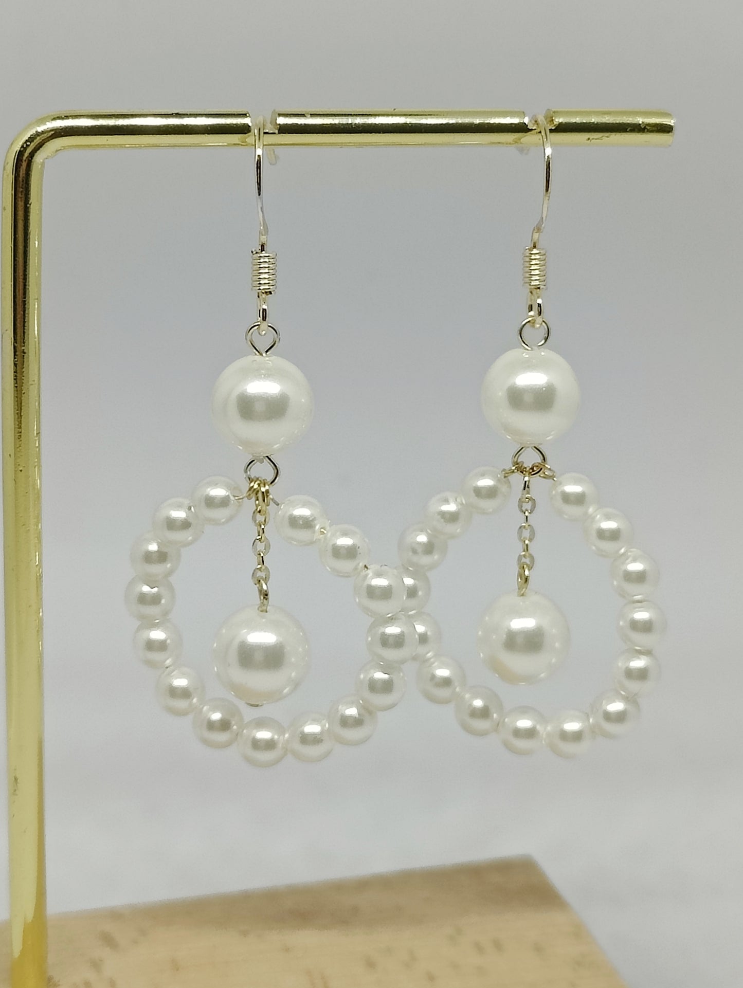 Shell-Pearl Hoop and Swinging Chain with Shell-Pearl Earrings