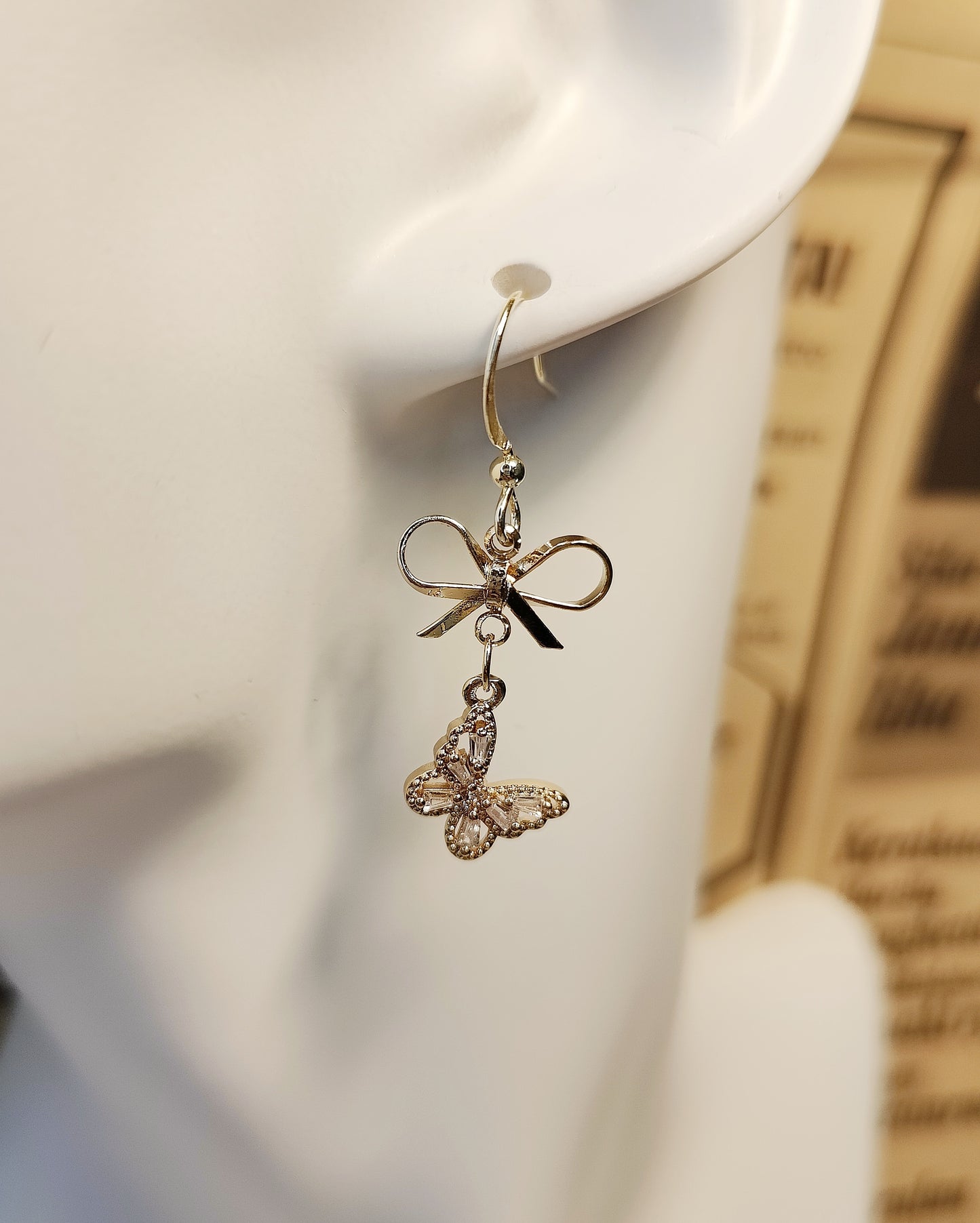 Elegant Bow-Shaped Pendant with Zircon Earrings