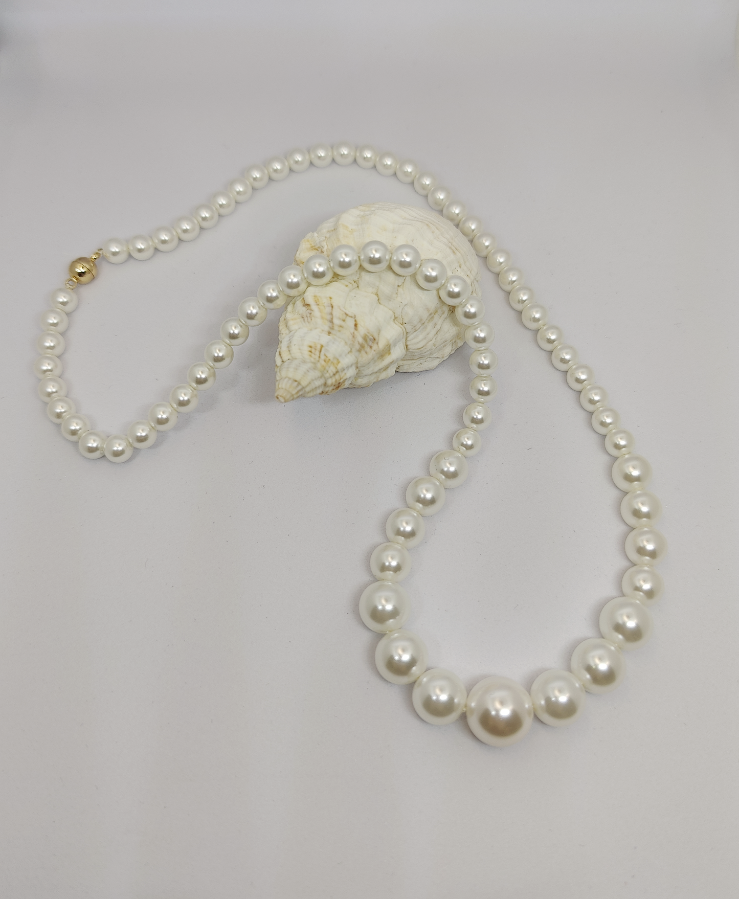 Gradient White Shell-Pearl Necklace with Magnetic Clasp (50cm)