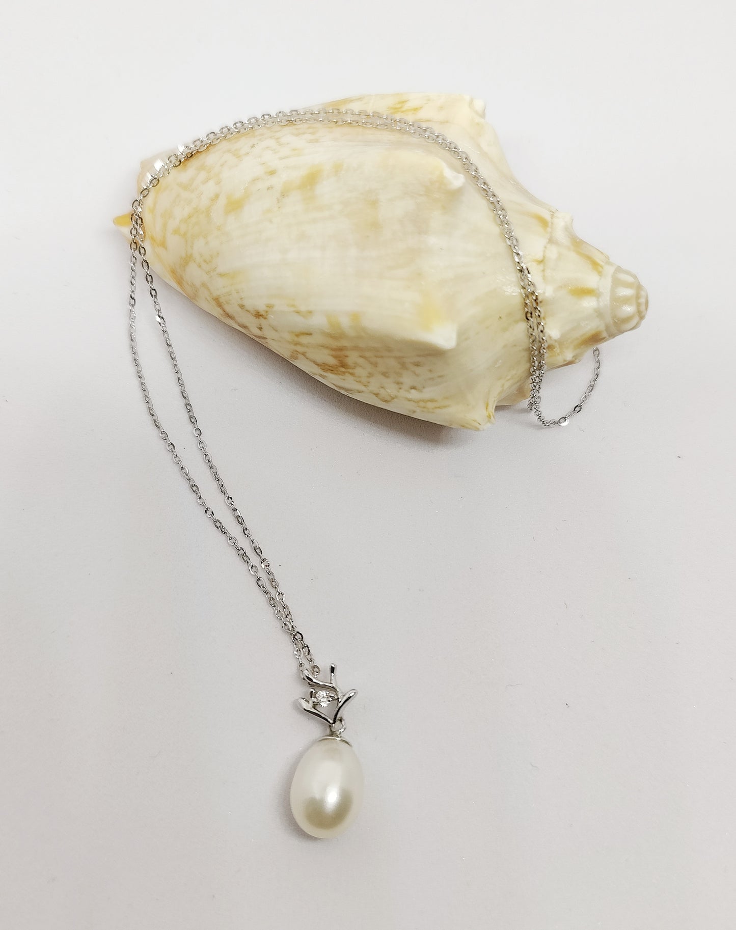 Freshwater pearl on floral base, white Gold-Plated silver Necklace (45cm)