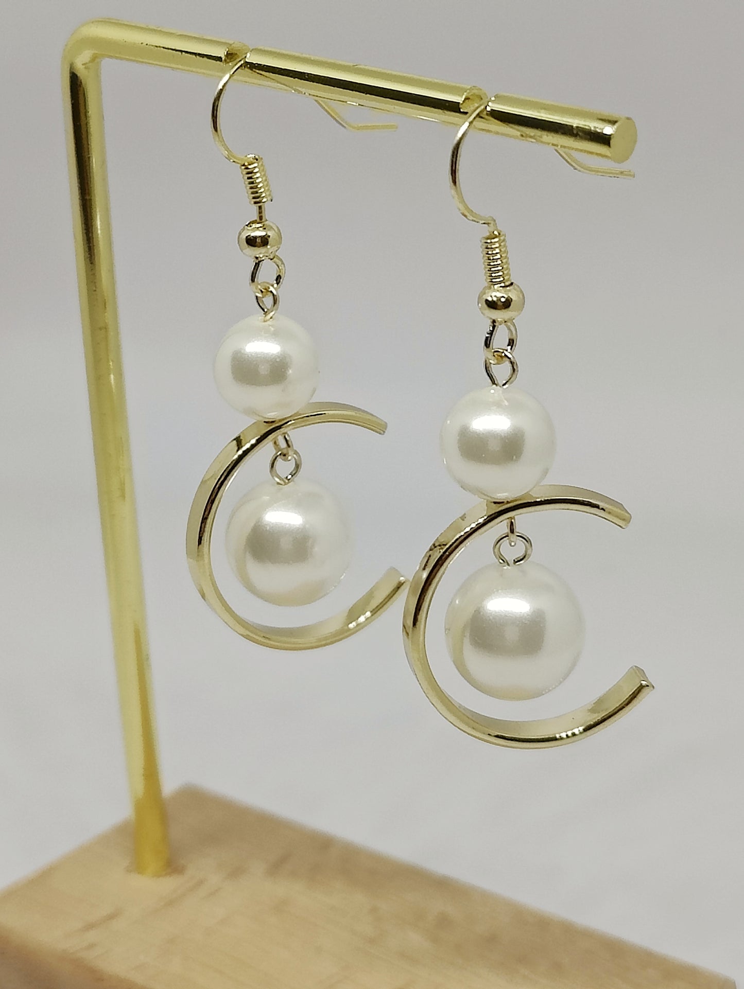 Exquisite C-shaped Pendant and Shell-Pearls Earrings