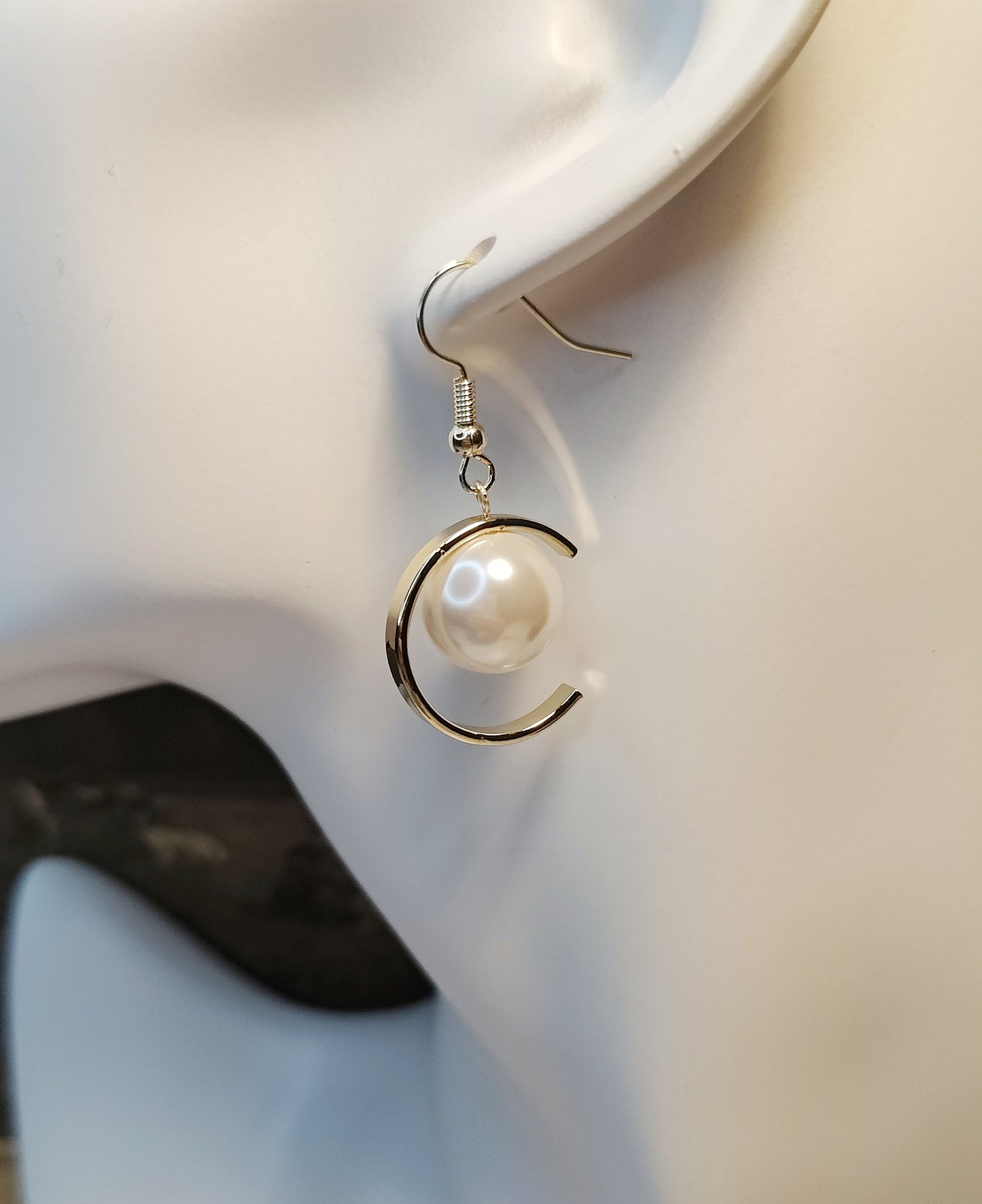 C-shaped Pendant and Large Single Shell-Pearl Earrings