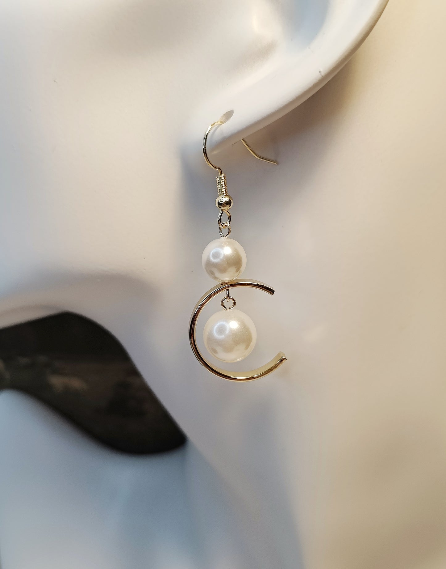 Exquisite C-shaped Pendant and Shell-Pearls Earrings