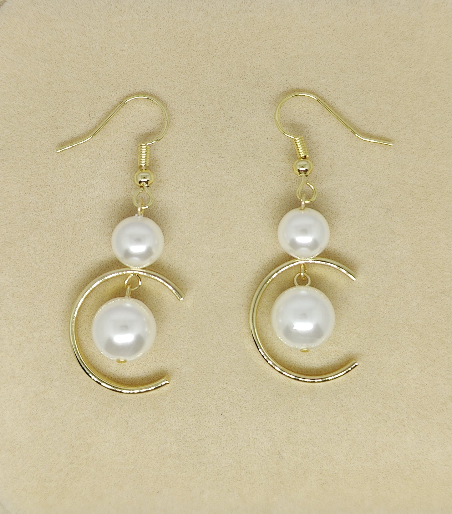 Exquisite C-shaped Pendant and Shell-Pearls Earrings