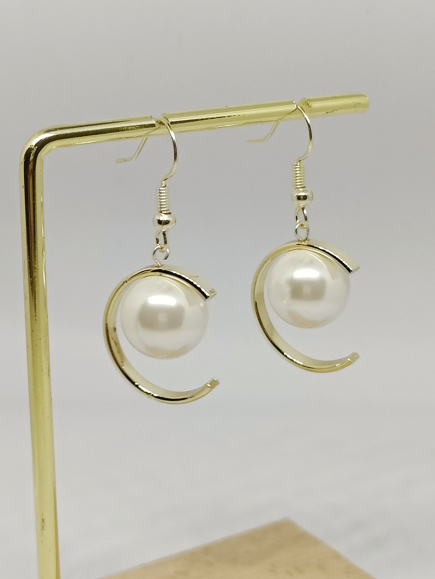 C-shaped Pendant and Large Single Shell-Pearl Earrings